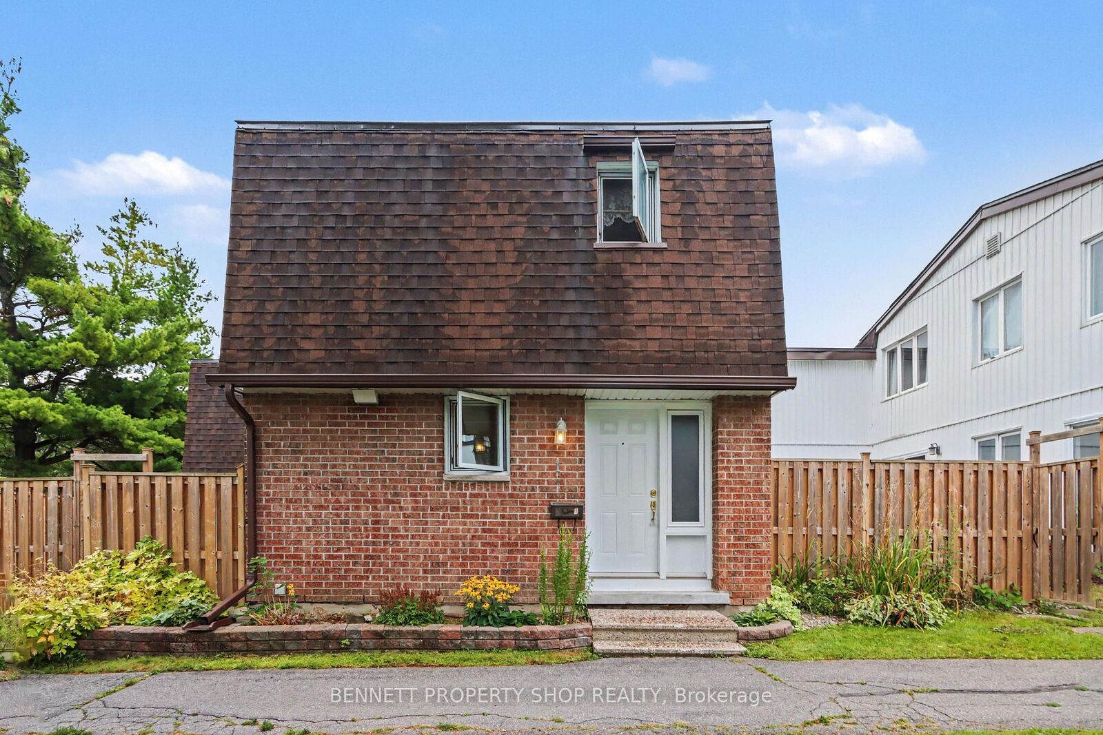 Property Photo:  837 Eastvale Drive 1  ON K1J 7T5 