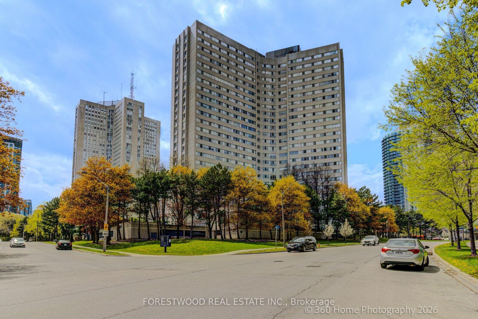 Property Photo:  3700 Kaneff Crescent 2202  ON L5A 4B8 