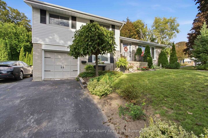 Property Photo:  1 Parkside Drive  ON K8V 5L6 