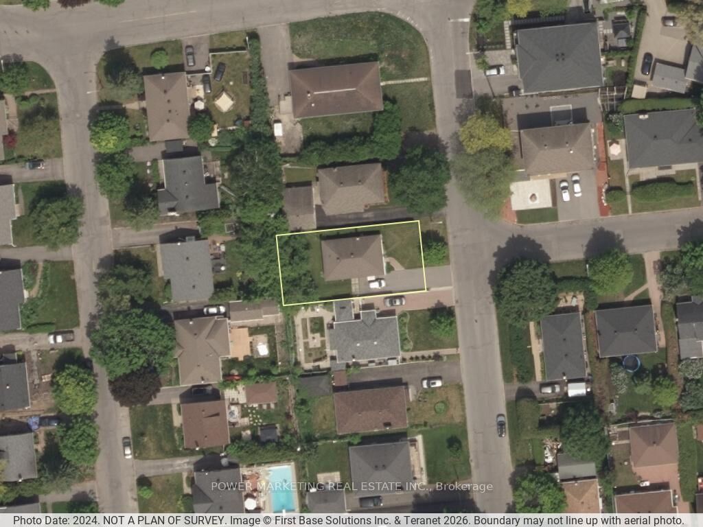 Property Photo:  944 Eve Street  ON K1K 3R4 