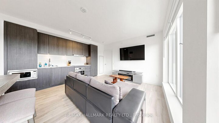 Property Photo:  7 Golden Lion Heights N423  ON M6R 2J3 