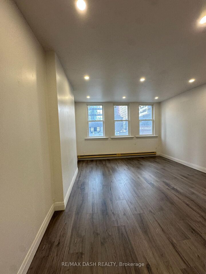 Property Photo:  565 Yonge Street 4fl  ON M4Y 1Z2 