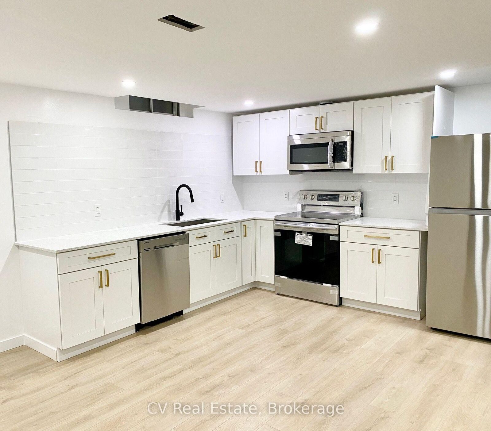Property Photo:  203 Sheffield Street  ON L3Y 5X7 