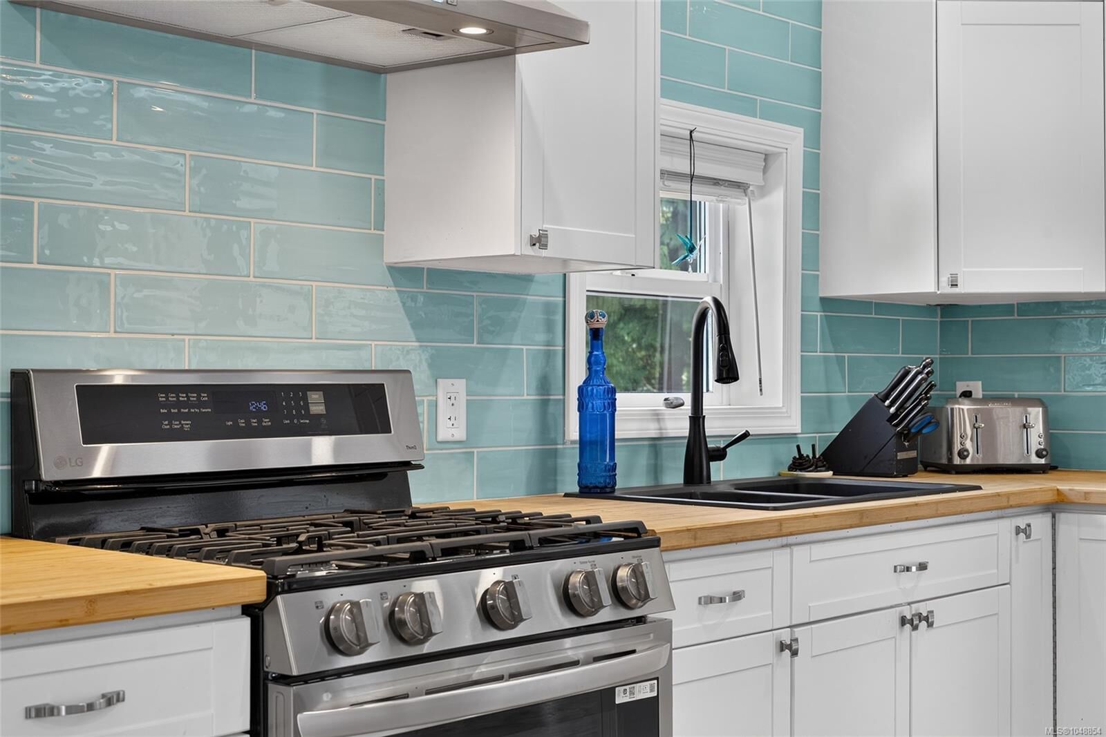 Property Photo:  450 Aurora St  BC V9P 1L3 