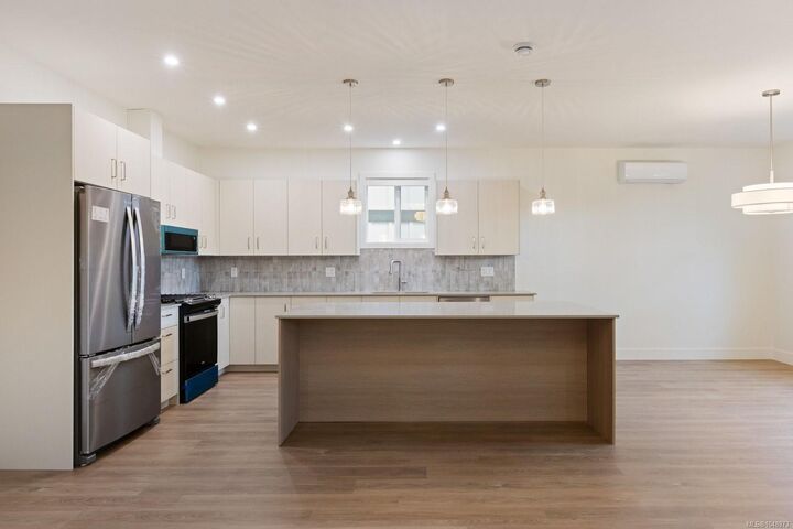 Property Photo:  677 Madrona Pl  BC V9B 6C6 