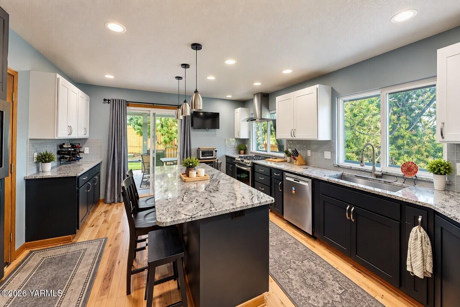 Property Photo: 118 N 79th Ave WA 98908