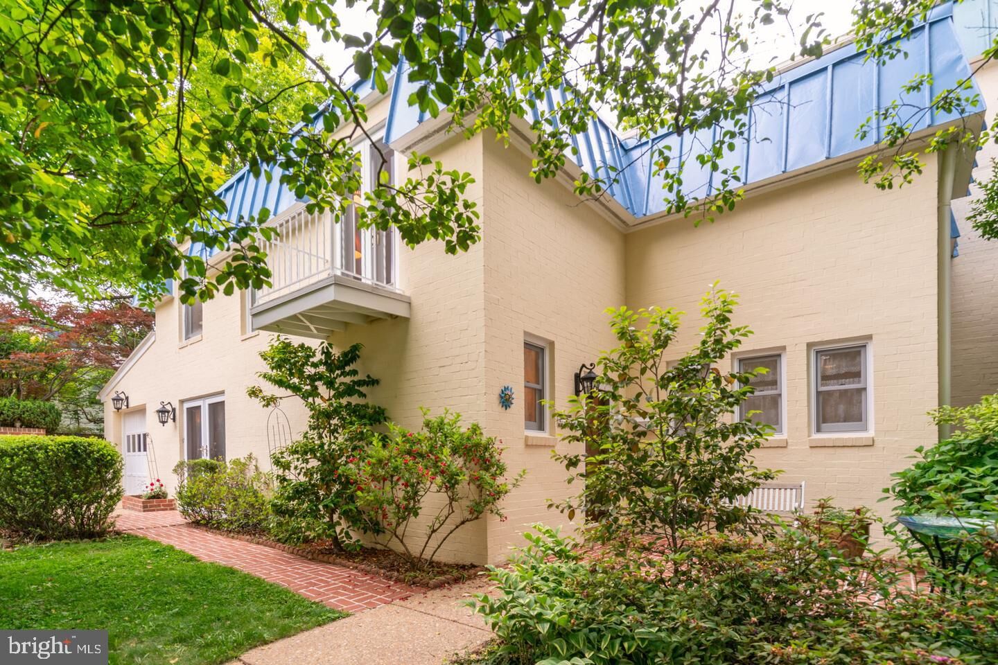 Property Photo:  201 Garden Court  VA 22046 
