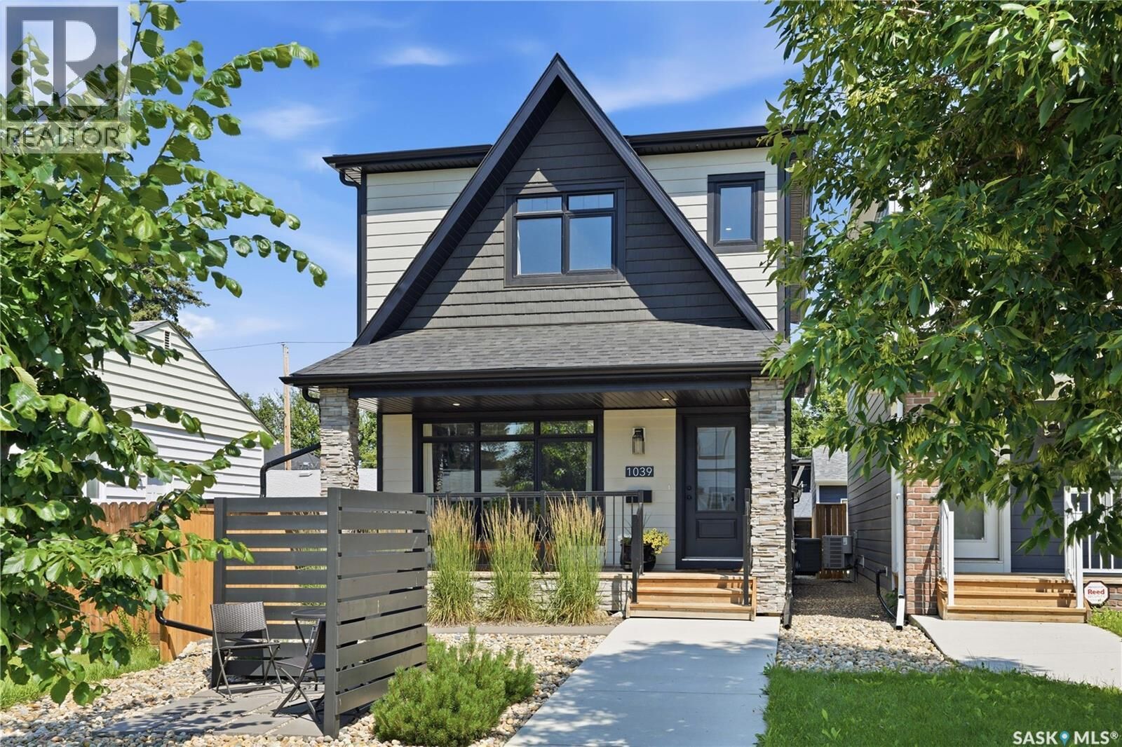 Property Photo:  1039 4th Street E  SK S7K 1K6 