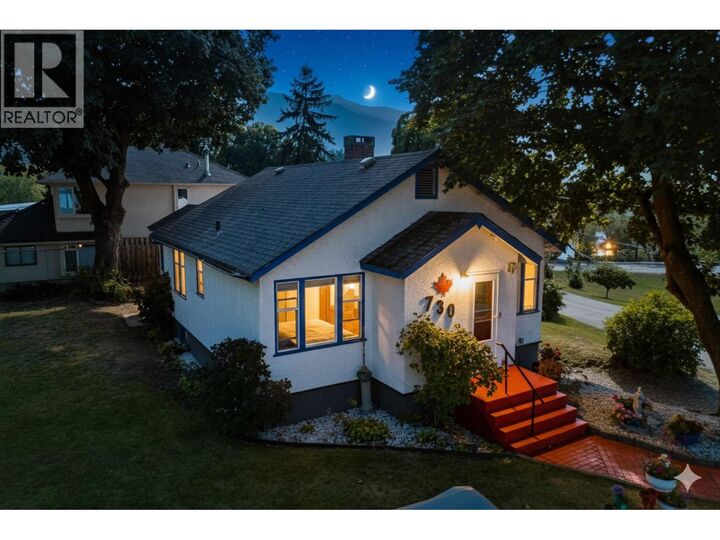 Property Photo:  730 9 Avenue Northeast  BC V1E 4A1 