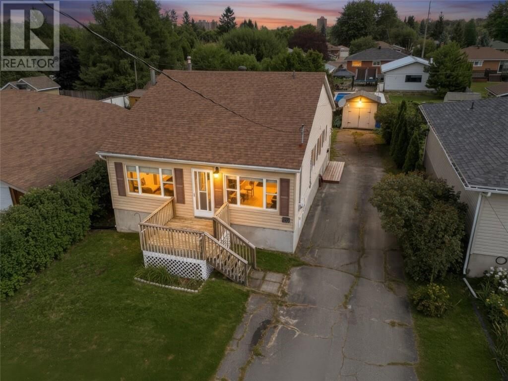 Property Photo:  902 Miller Street  ON P3A 2X1 