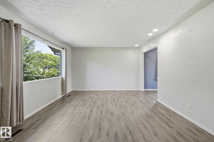 Property Photo:  10527 137 Avenue NW  AB T5E 1Z1 