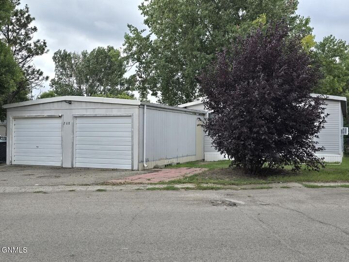 Property Photo:  208 Schlosser Avenue SE  ND 58554 