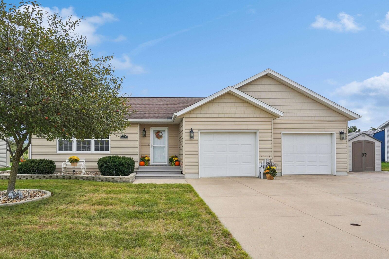 Property Photo:  410 N Lori Street  IA 50670 