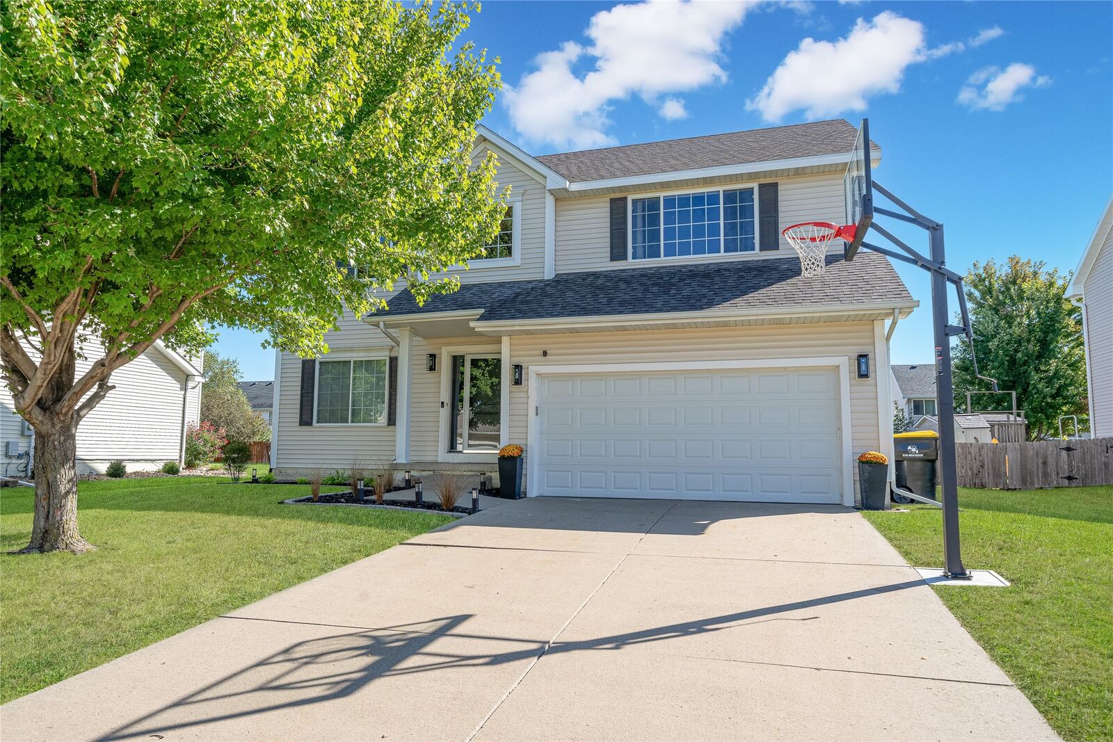 Property Photo:  605 SE Meadowlark Lane  IA 50263 