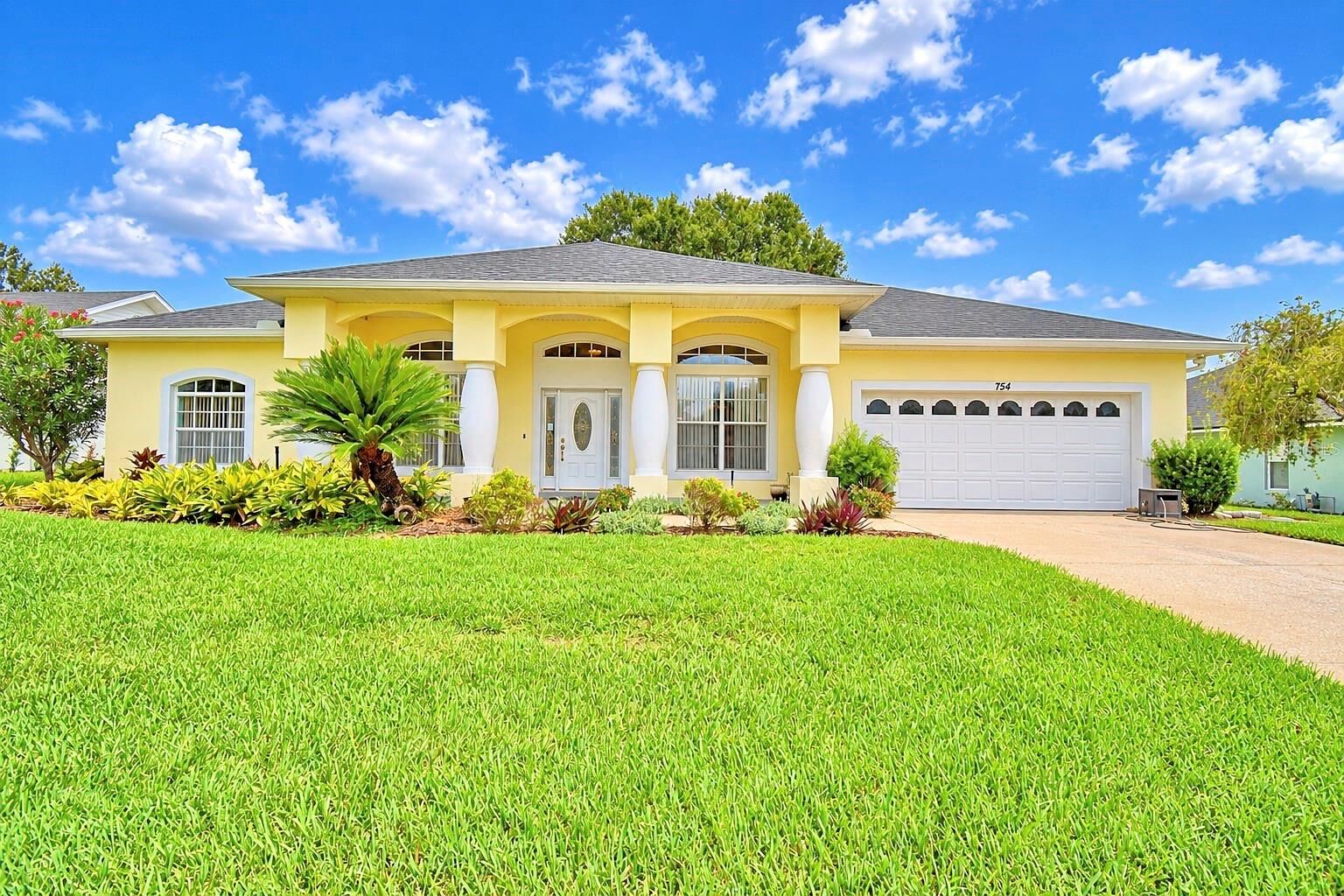 Property Photo:  754 Santa Maria Dr  FL 33884 