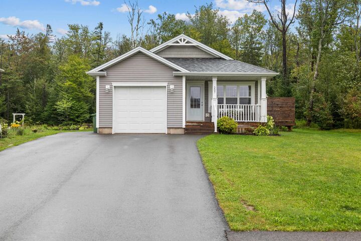Property Photo: 207 Hollis Avenue PE C1B 4A1