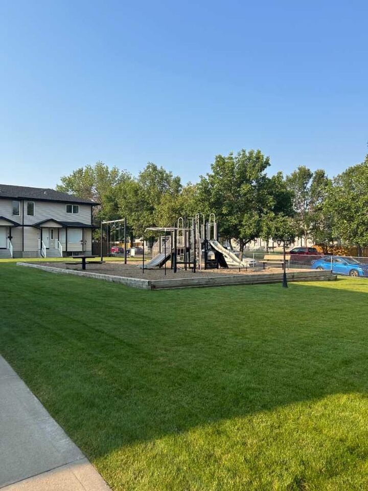 Property Photo:  128 3 Street NE 3  AB T0J 2P0 
