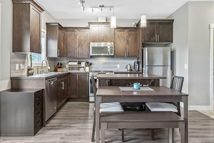 Property Photo:  652 Skyview Ranch Grove NE  AB T3N 0R8 