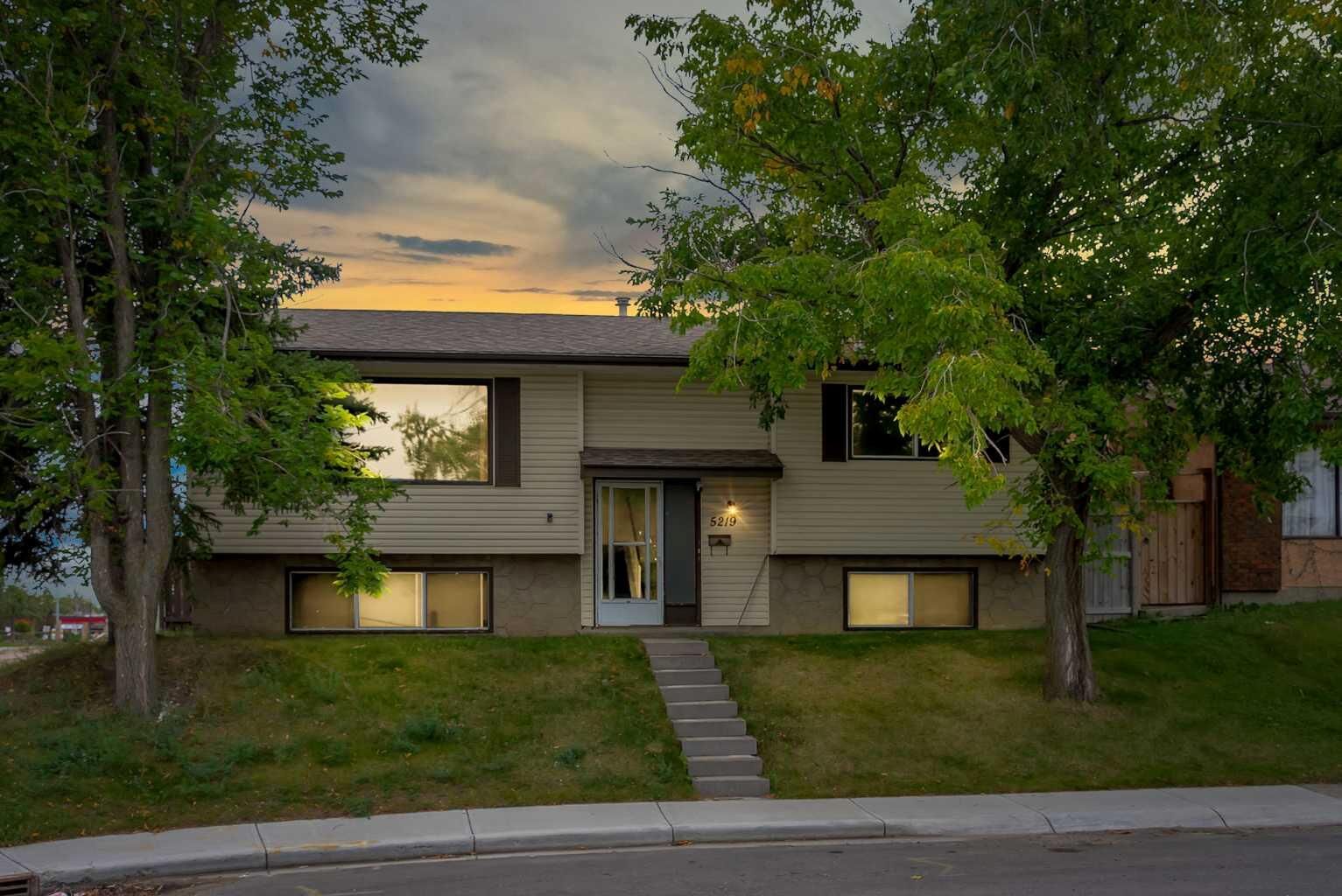 Property Photo:  5219 Rundleview Road NE  AB T1Y 1J5 