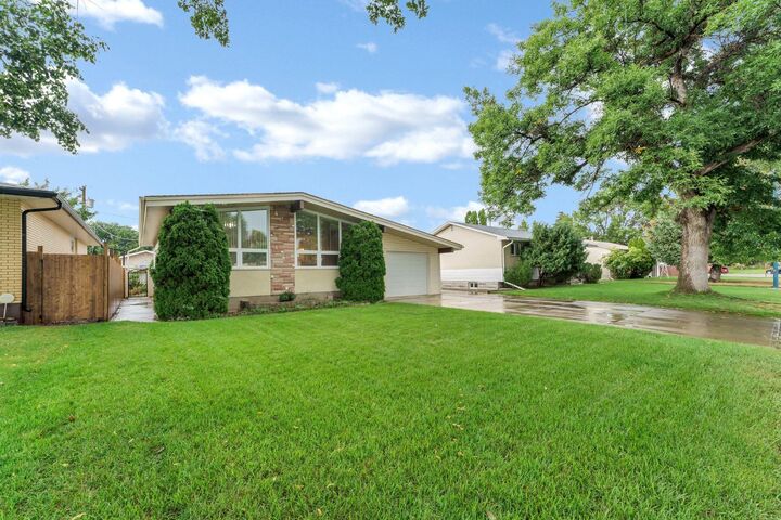 Property Photo:  1988 28 Street SE  AB T1A 2H6 