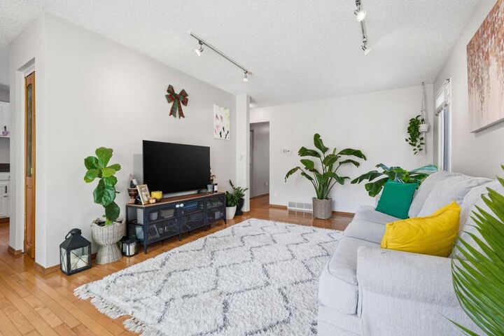 Property Photo:  121 Sunbank Way SE  AB T2X 2A5 