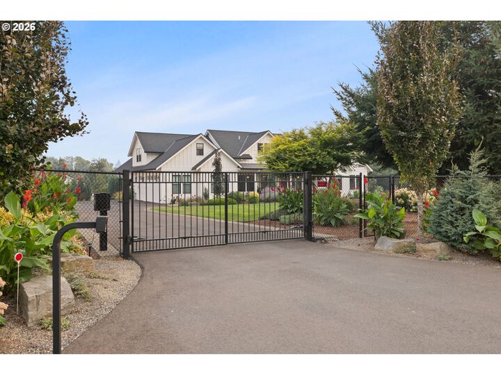 Property Photo: 30832 SE Country Living Ln OR 97009
