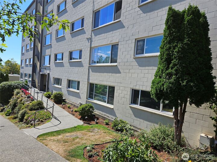 Property Photo: 919 2nd Avenue W 407 WA 98119