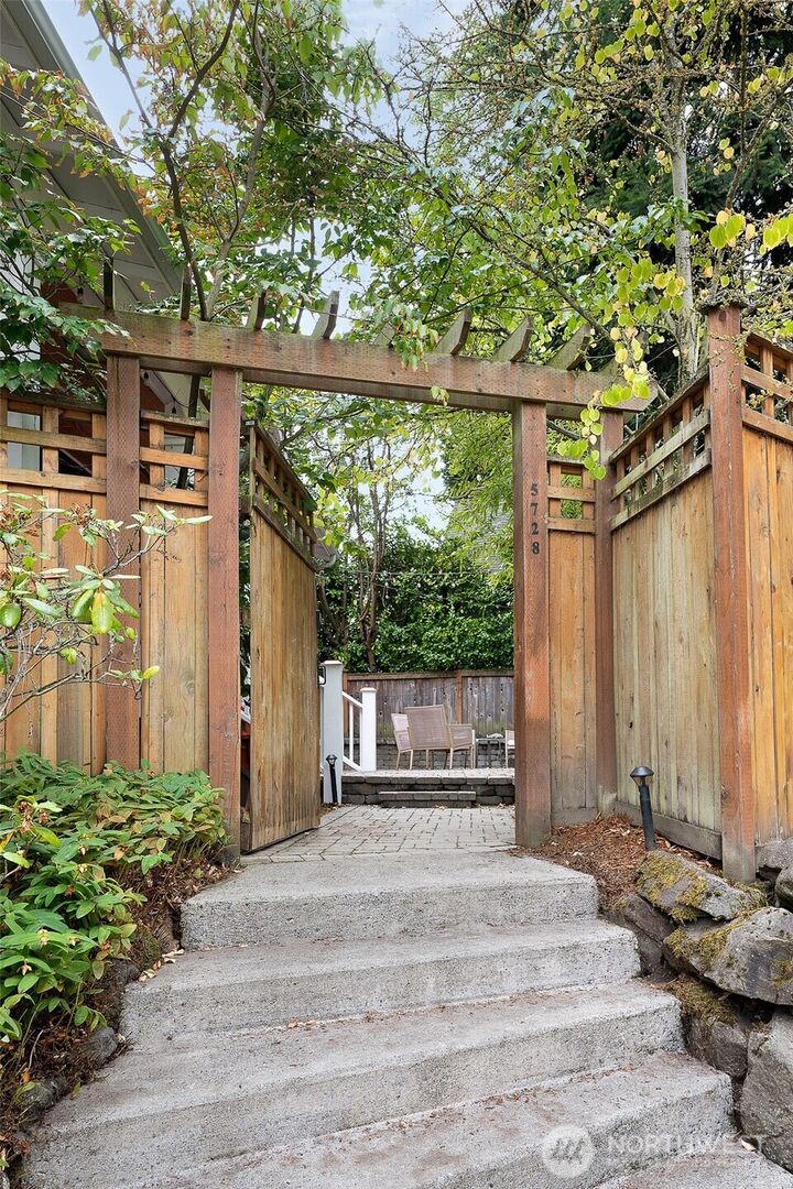 Property Photo: 5728 Woodlawn Avenue N WA 98103