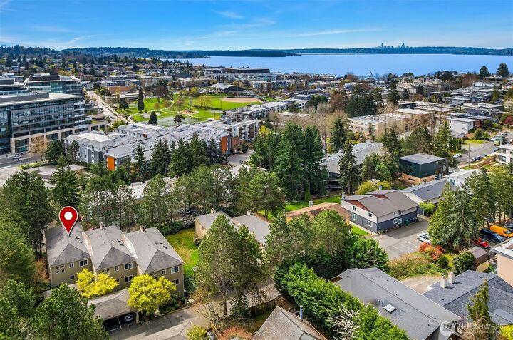 Property Photo:  605  5th Street B 201  WA 98033 