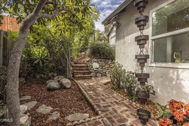 Property Photo:  2738 Medlow Avenue  CA 90065 