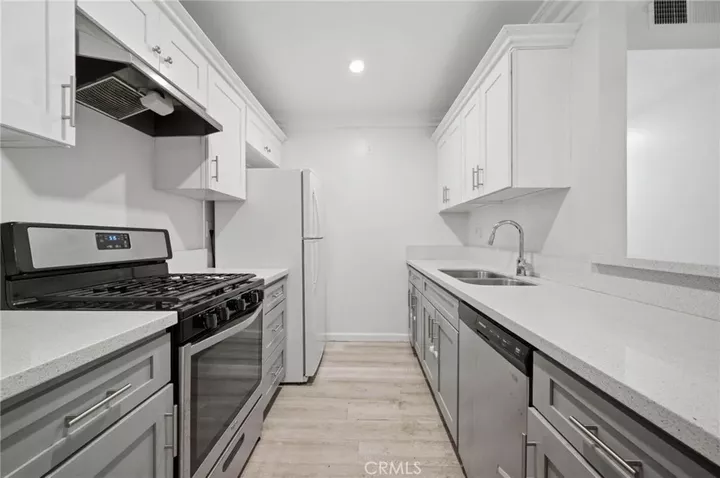 Property Photo:  18620 Hatteras Street 206  CA 91356 