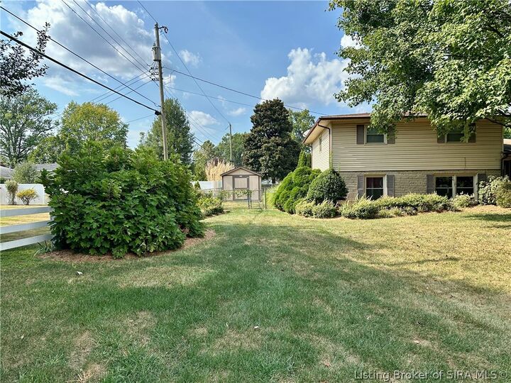 Property Photo:  1301 Hibiscus Drive  IN 47129 