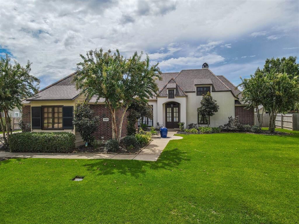 Property Photo: 2335 Longue Vue Drive LA 70605