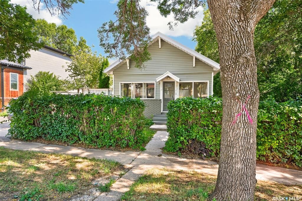 Property Photo:  1133 Chestnut Avenue NE  SK S6H 1A9 
