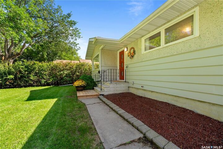 Property Photo:  43 Cowburn Crescent  SK S4S 5R9 