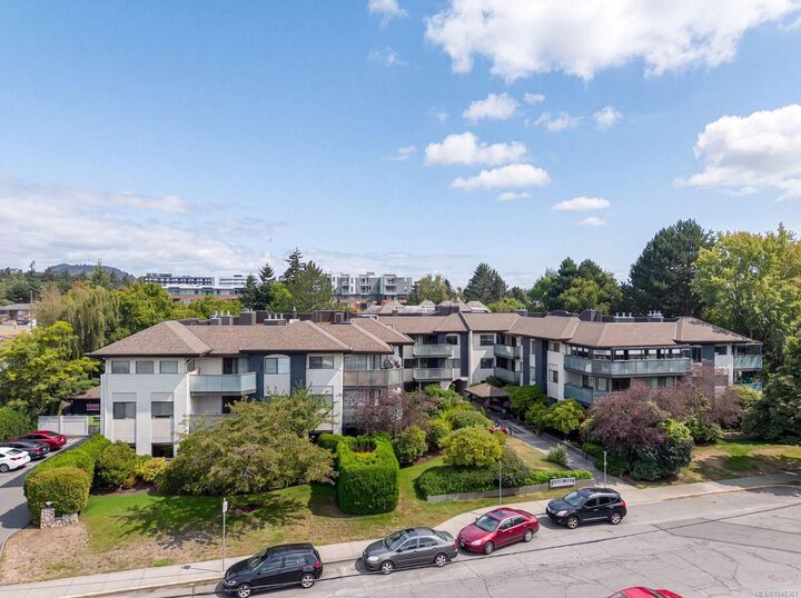 Property Photo:  3900 Shelbourne St #304  BC V8P 4H8 