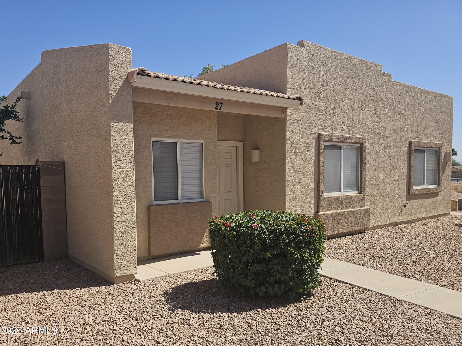 Property Photo:  2300 E Magma Road Unit 27  AZ 85143 