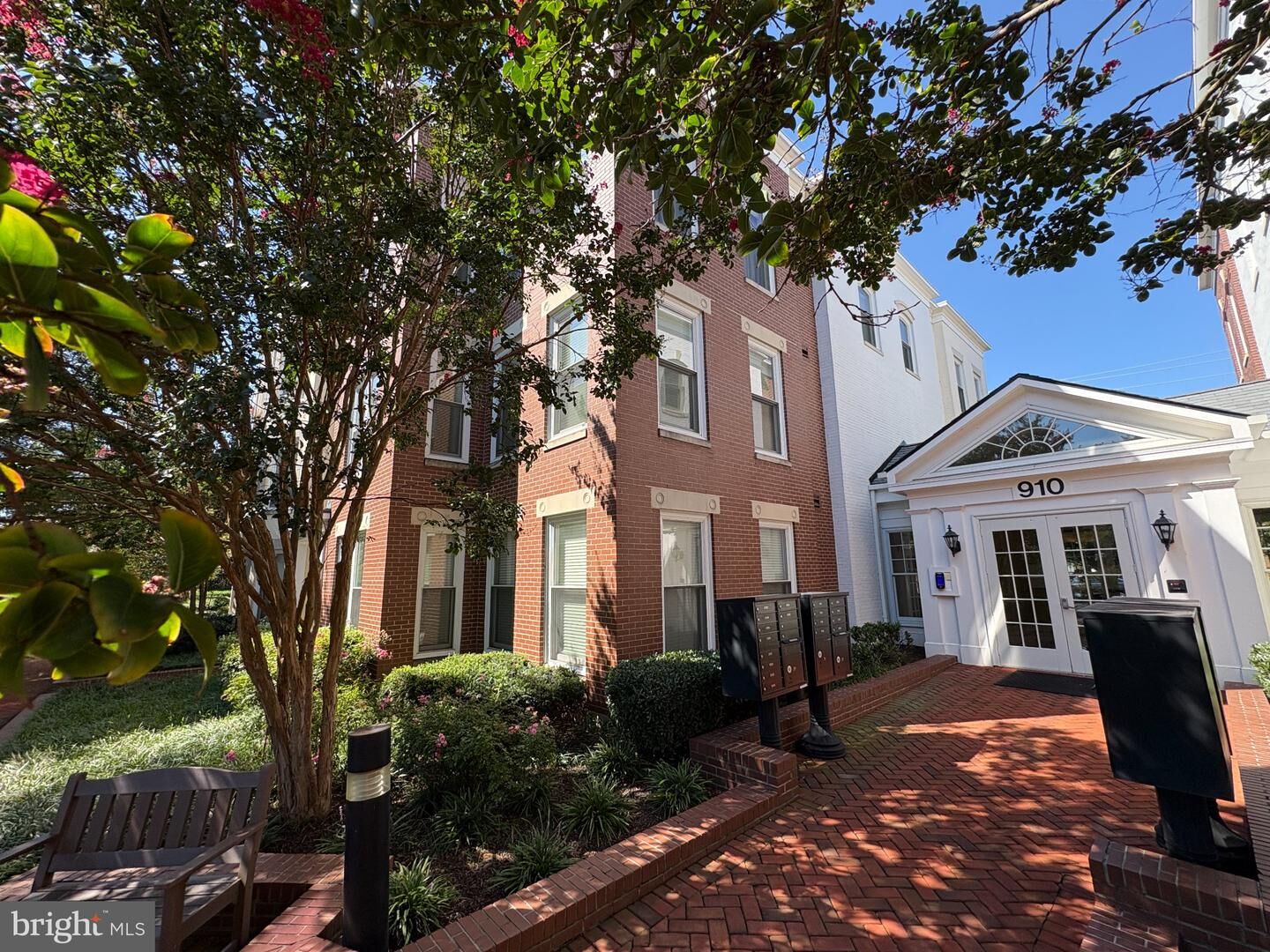 Property Photo: 910 Powhatan Street 206S VA 22314