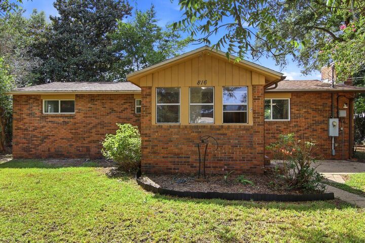 Property Photo:  816 Patio Road  FL 32547 