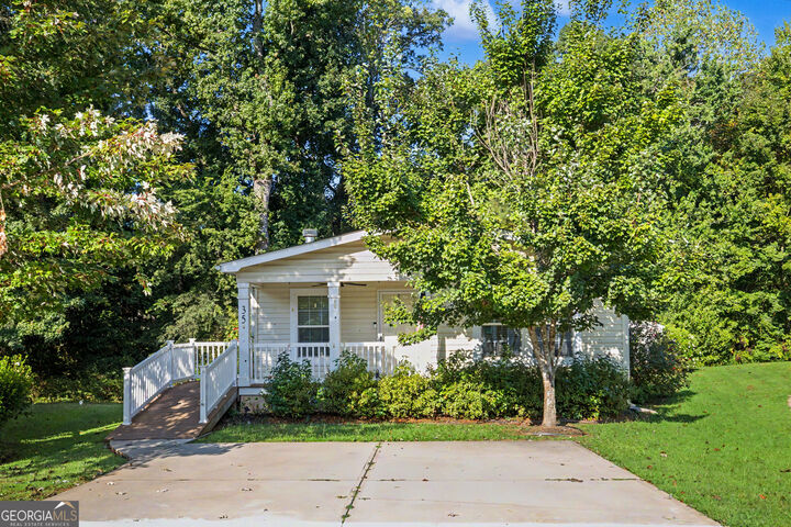 Property Photo: 35 Redwood Circle GA 30263