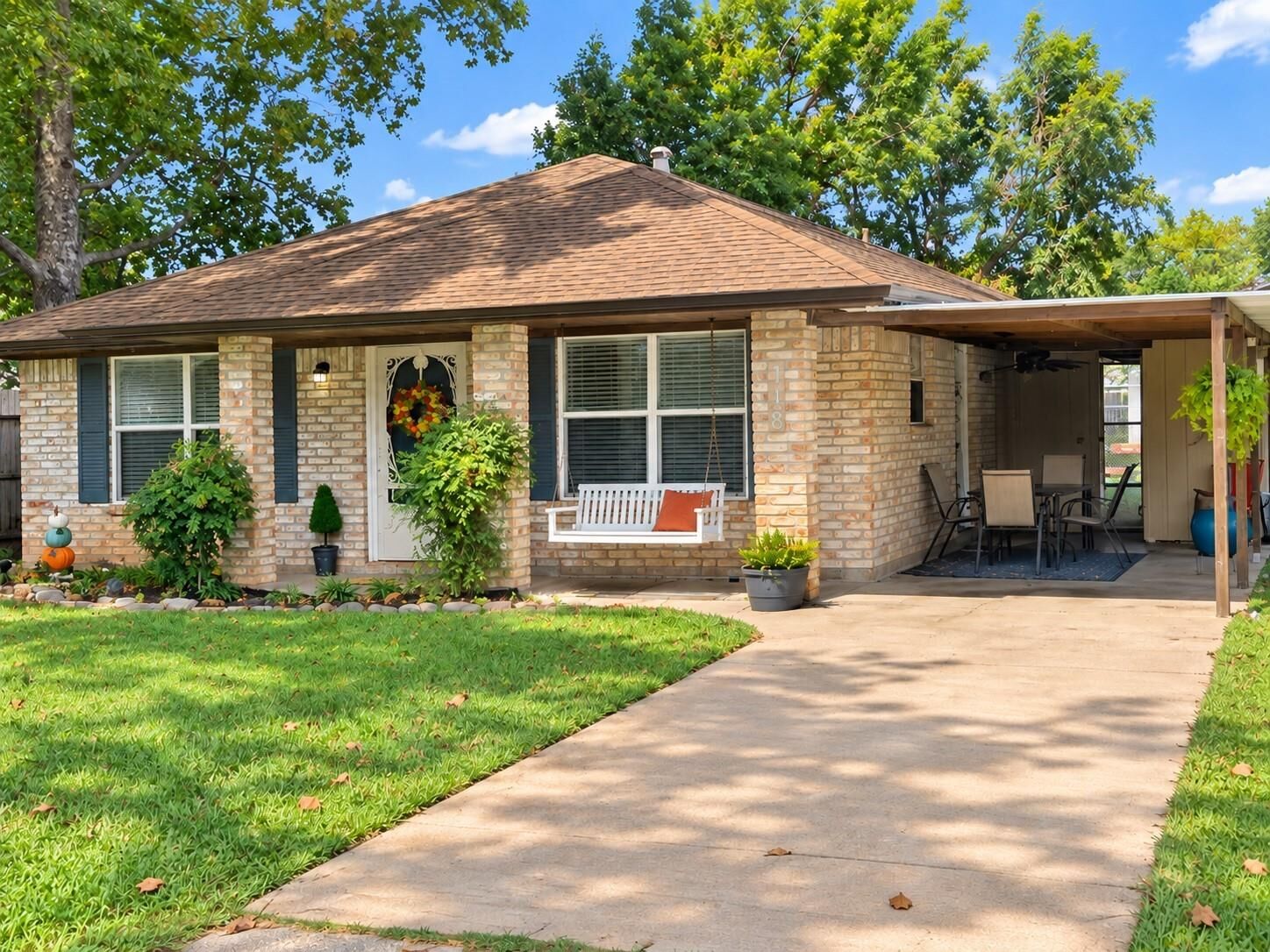 Property Photo: 118 W Mahan Street TX 77531