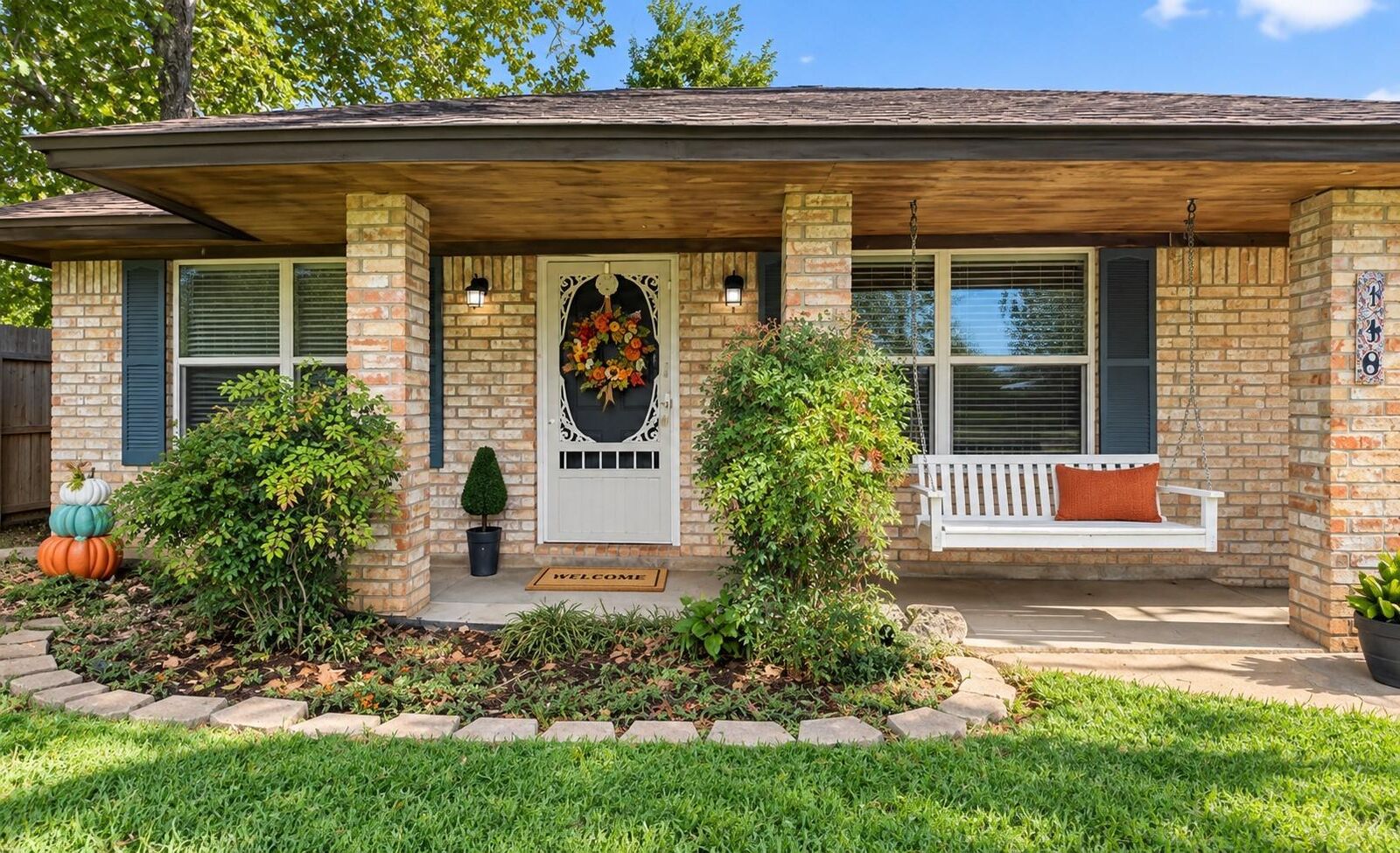 Property Photo:  118 W Mahan Street  TX 77531 