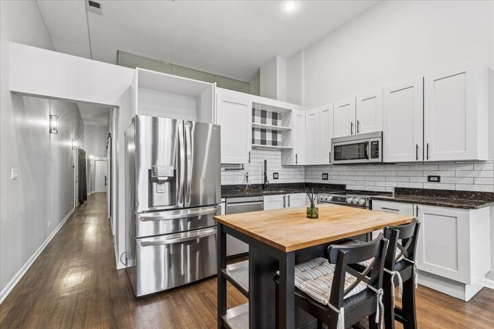 Property Photo: 523 N Racine Avenue 1 IL 60642
