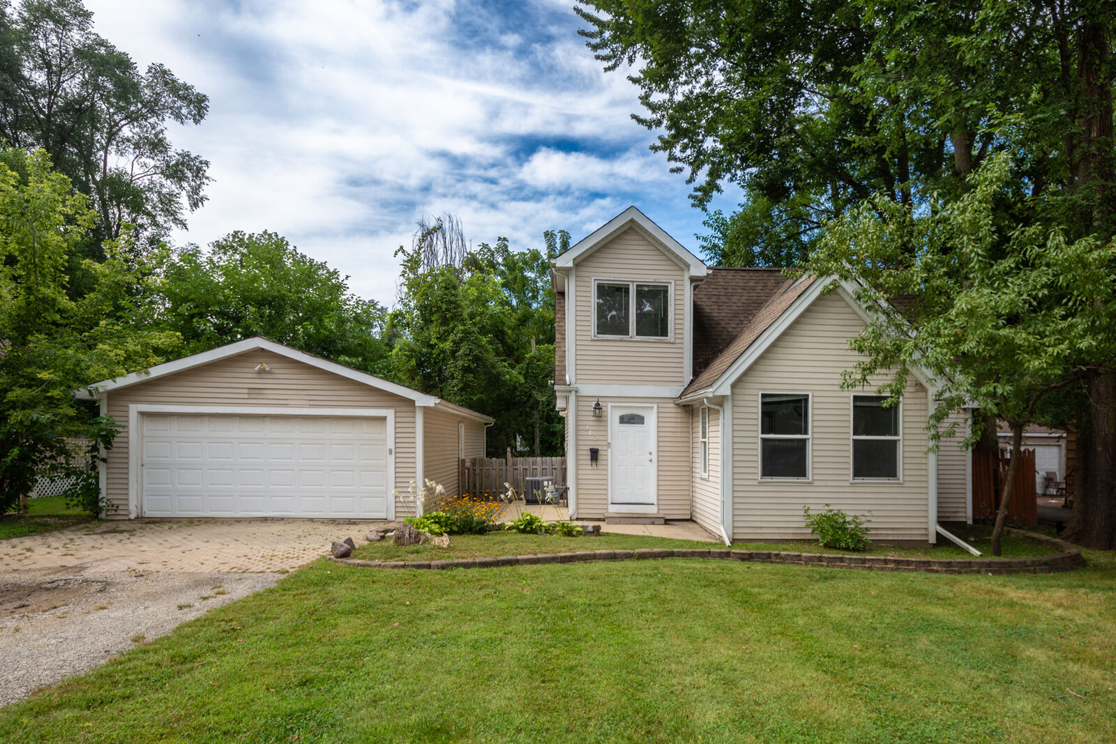 Property Photo: 212 Highmoor Drive IL 60073