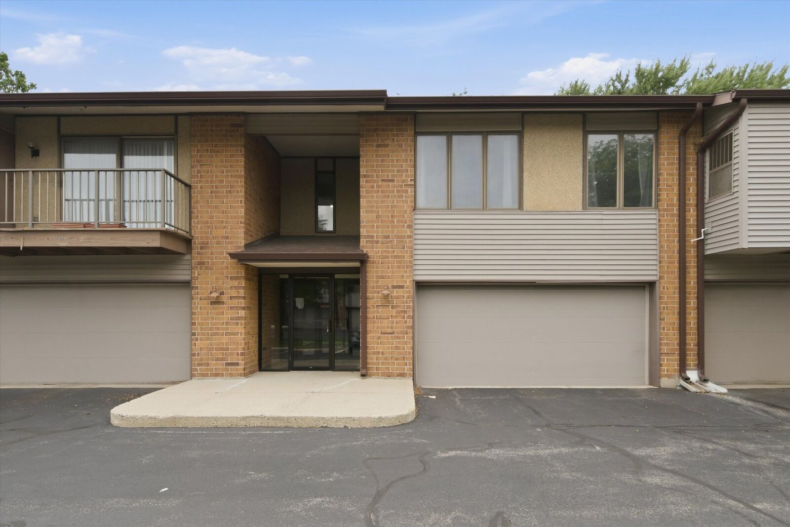 Property Photo:  801 Oakton Street 204  IL 60007 