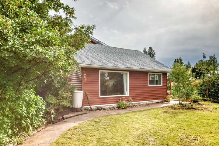 Property Photo:  1901 22 Avenue  AB T0M 0V0 
