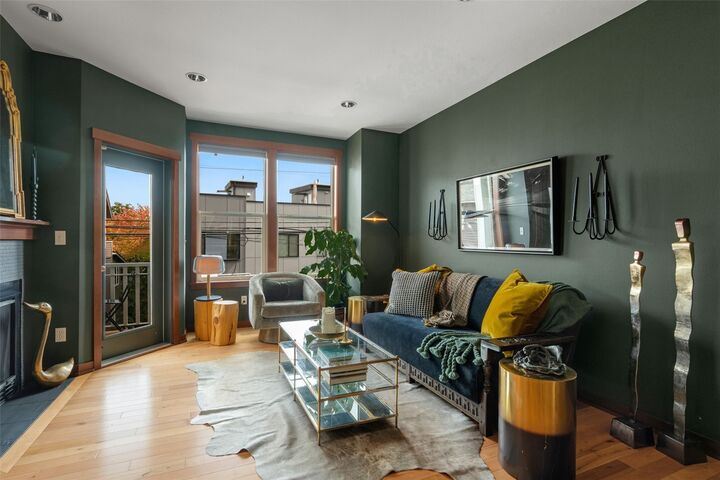 Property Photo:  1420  18th Avenue C  WA 98122 