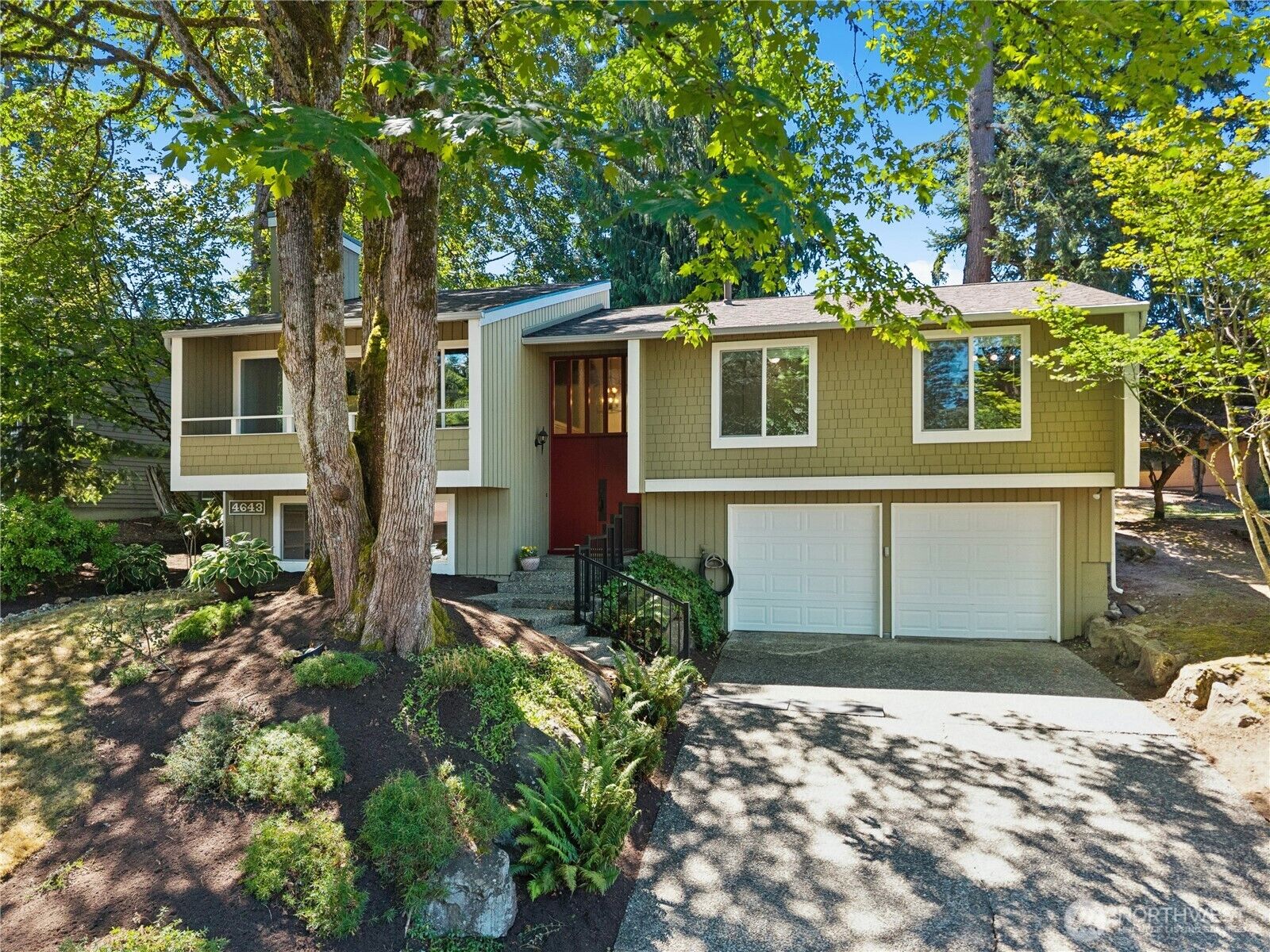 Property Photo: 4643 152nd Place SE WA 98006
