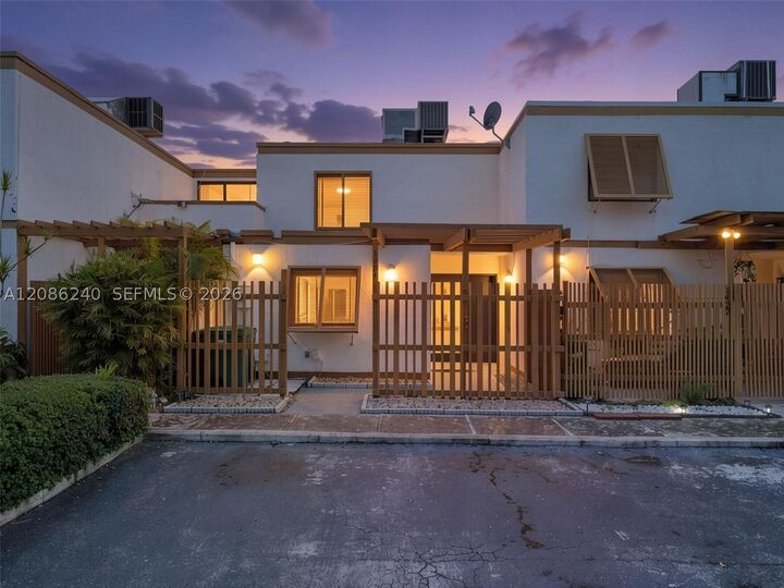 Property Photo: 1424 SW 131st Place Cir E FL 33184