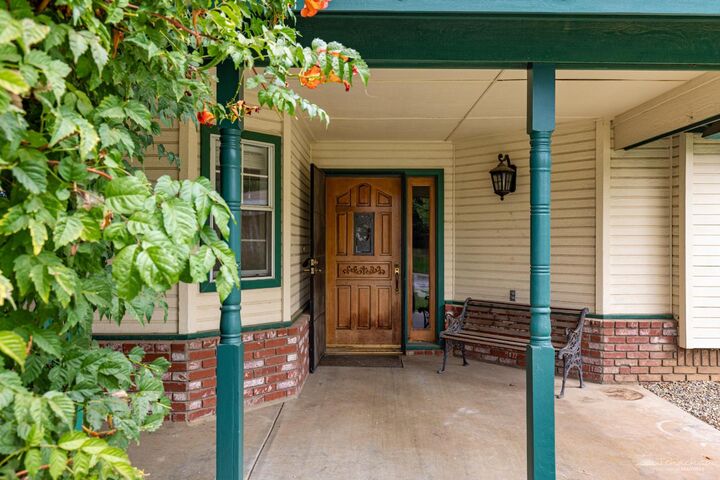 Property Photo:  906 Green Street  CA 93561 